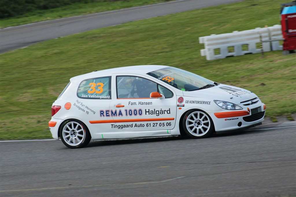 Jan Vestergaard kom til Padborg Park med blot 7 officielle omgange i Peugeot 307’eren – og det var over 2 år siden. Så han nød enhver omgang, at han fik i den, selvom weekenden sluttede lidt før tid.
(Foto: JJ Media)